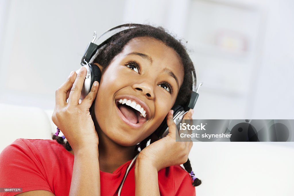 Маленькая девочка, слушать музыку в - Стоковые фото Девочки роялти-фри
