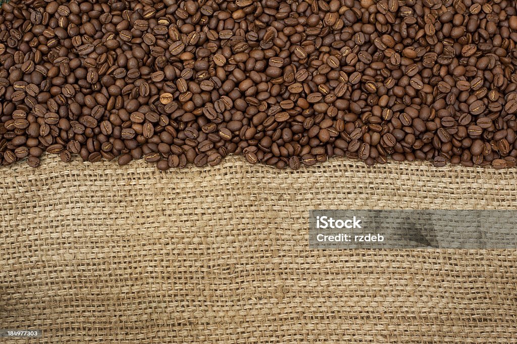Chicchi di caffè sullo sfondo - Foto stock royalty-free di Chicco di caffè tostato