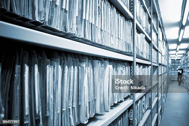 Buscar Archivos En Un Archivo Foto de stock y más banco de imágenes de Archivos - Archivos, Documento, Archivo