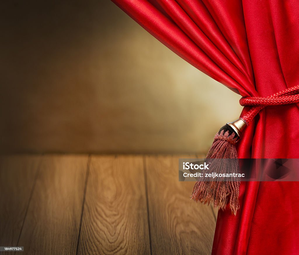 Scena di apertura di sipario di velluto rosso - Foto stock royalty-free di Teatro