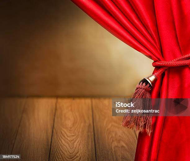 Red Velvet Curtain Opening Scene — стоковые фотографии и другие картинки Занавески - Занавески, Старый, Театр