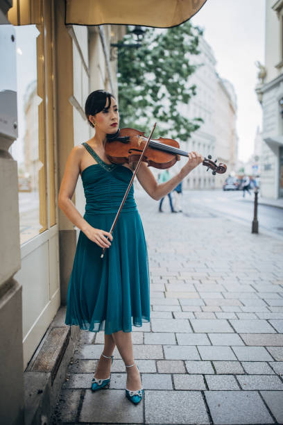 hermosa mujer músico callejero - vienna street musician music musician fotografías e imágenes de stock