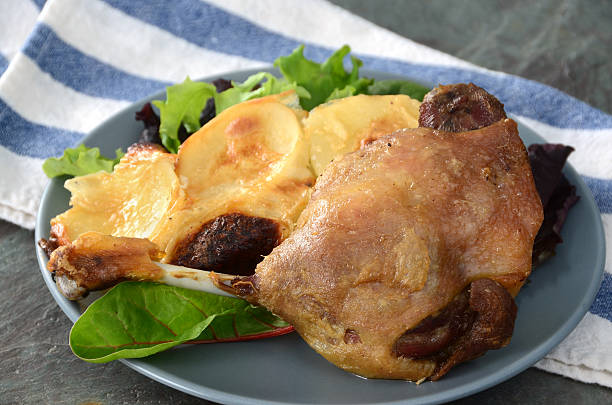 утка-конфи - duck meat animal leg roasted prepared potato стоковые фото и изображения