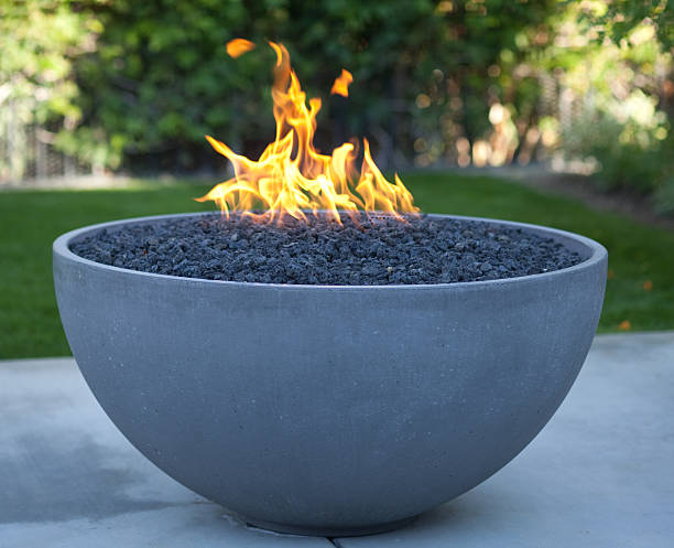 moderno focolare - fire pit foto e immagini stock