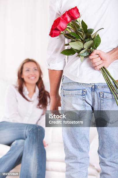 若い男の赤いバラのブーケを後ろにバック - 植物 バラのストックフォトや画像を多数ご用意 - 植物 バラ, 後ろ姿, 男性