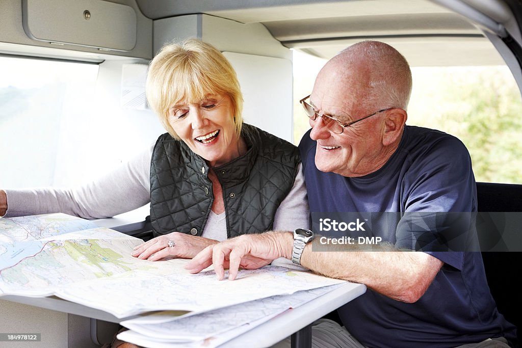 Ambizioso vecchia coppia di pianificazione di un viaggio insieme - Foto stock royalty-free di Camper