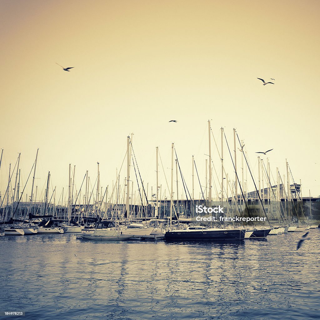 Porto di Barceloneta con barca a vela-Barcellona - Foto stock royalty-free di Acqua