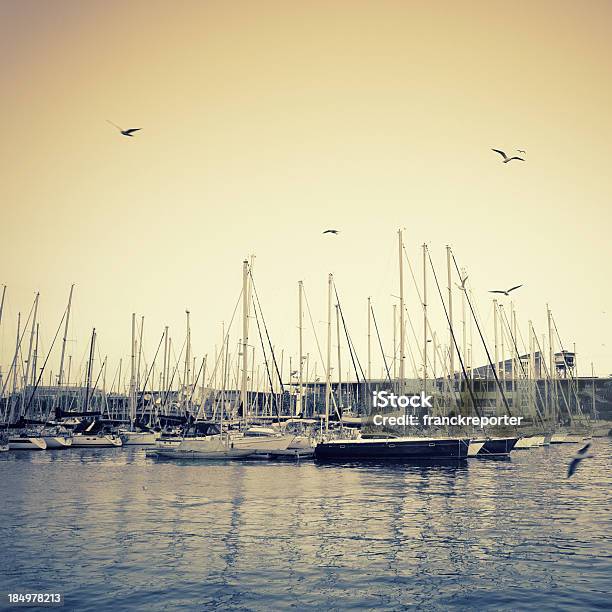 Porto Di Barceloneta Con Barca A Velabarcellona - Fotografie stock e altre immagini di Acqua - Acqua, Andare in barca a vela, Artigianato