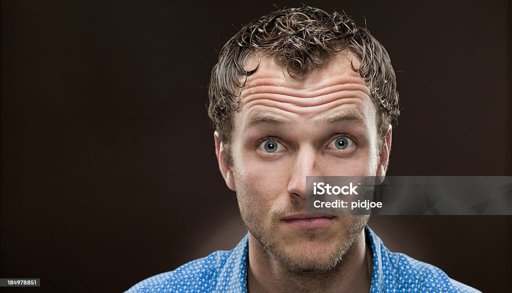 Homme avec Ridé front et Hausser les sourcils - Photo de Front libre de droits