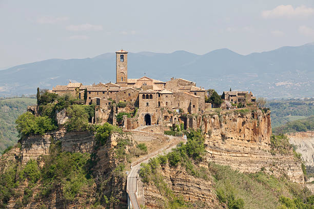 панорама civita di bagnoregio, лацио, италия - mountain cliff mountain peak plateau стоковые фото и изображения