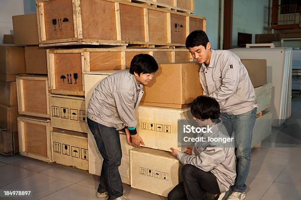 Foto de Trabalhadores Mover Caixas De Madeira e mais fotos de stock de Carregar - Carregar, Operário, União