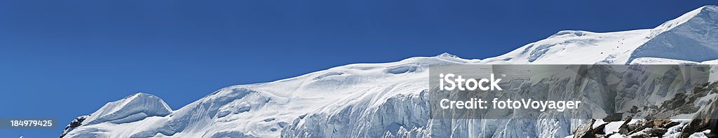 Montanhistas na geleira gigante Himalaia Nepal - Foto de stock de Montanha royalty-free