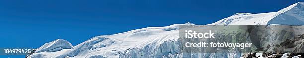 Gigante Mountaineers No Glaciar Himalaias Nepal - Fotografias de stock e mais imagens de Montanha - Montanha, Andar, Ao Ar Livre
