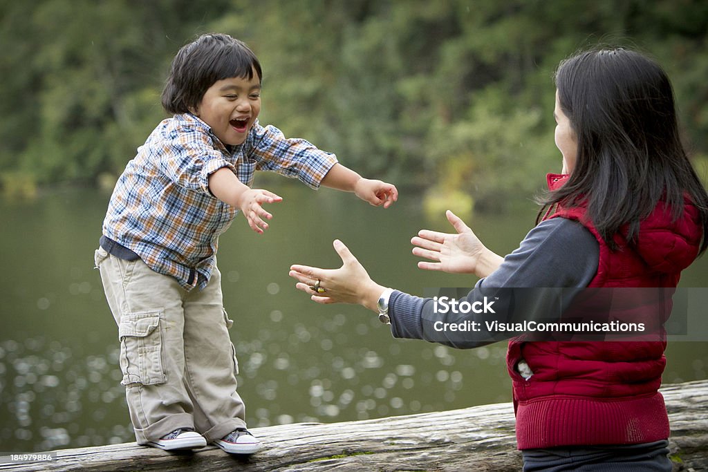 Madre e figlio giocano all'aperto. - Foto stock royalty-free di Allegro