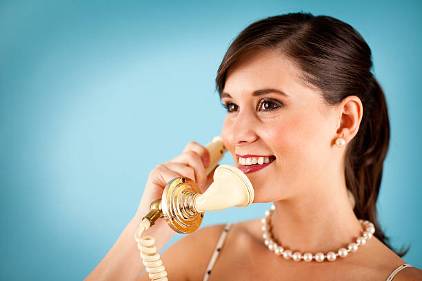 colore immagine di una ragazza retrò con un telefono vintage - landline phone women close up old fashioned foto e immagini stock