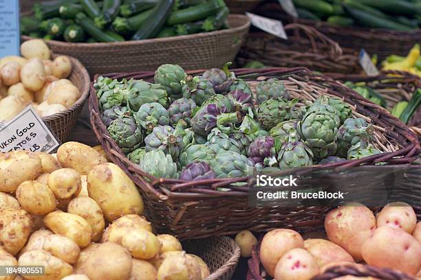 Photo libre de droit de Marché Fermier De Légumes banque d'images et plus d'images libres de droit de Aliments et boissons - Aliments et boissons, Artichaut, Couleur verte