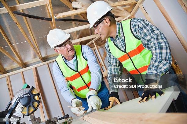 Bauarbeiter Arbeiten Auf Baustelle Stockfoto und mehr Bilder von Schutzbrille - Schutzbrille, Baugewerbe, Alter Erwachsener