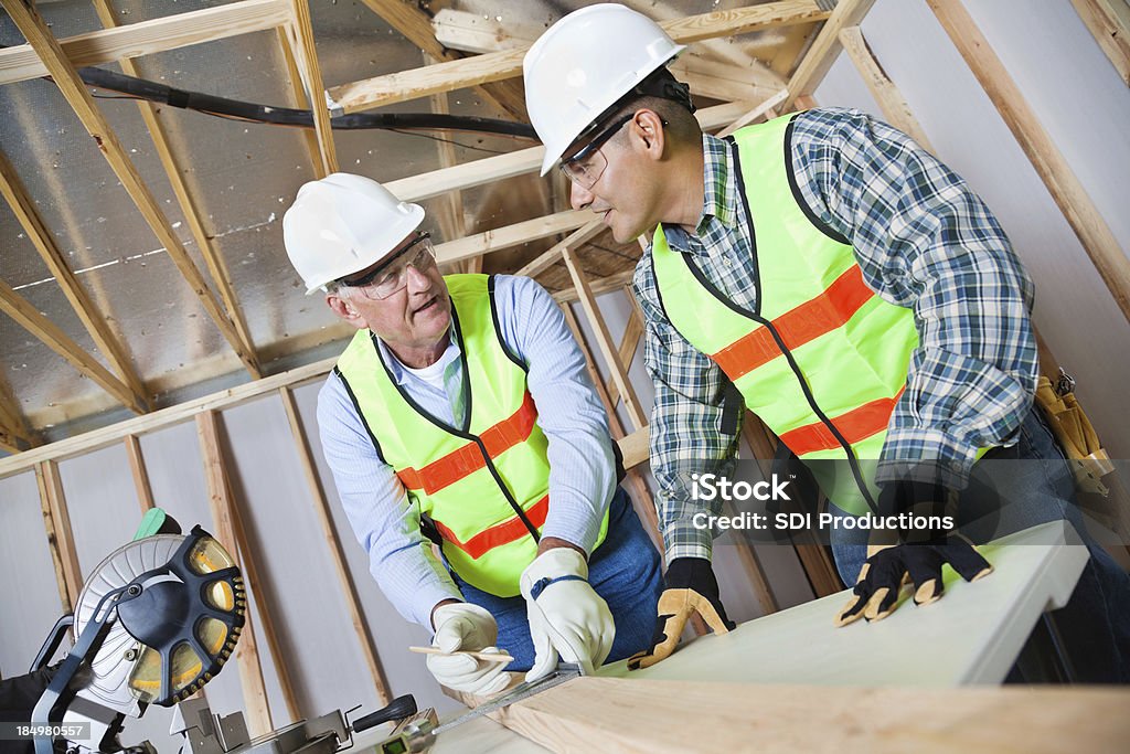 Operários trabalhando na construção de site - Foto de stock de Óculos protetores royalty-free