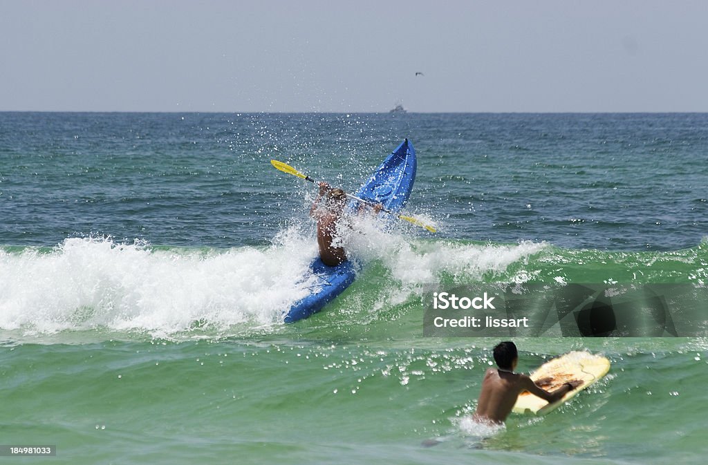 Vagues déferlantes de l'océan - Photo de Kayak libre de droits