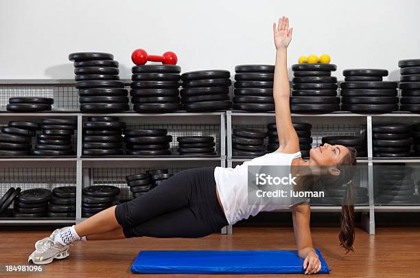 Giovane Donna In Palestra - Fotografie stock e altre immagini di 20-24 anni - 20-24 anni, Abbronzatura, Adulto