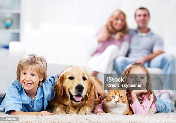Radosny Rodzina I Ich Zwierzęta Hodowlane W Domu - zdjęcia stockowe i więcej obrazów Kot domowy - Kot domowy, Pies, Ludzie