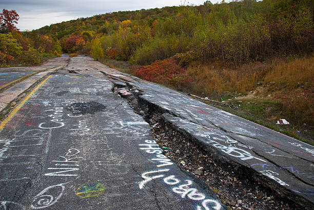 centralia, pennsylvania - grass shoulder foto e immagini stock