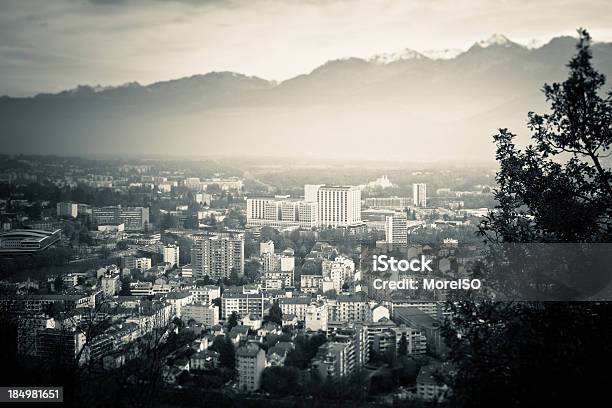 Photo libre de droit de Grenoble Vue Aérienne De La Ville Dans Les Alpes banque d'images et plus d'images libres de droit de Alpes européennes - Alpes européennes, Architecture, Automne