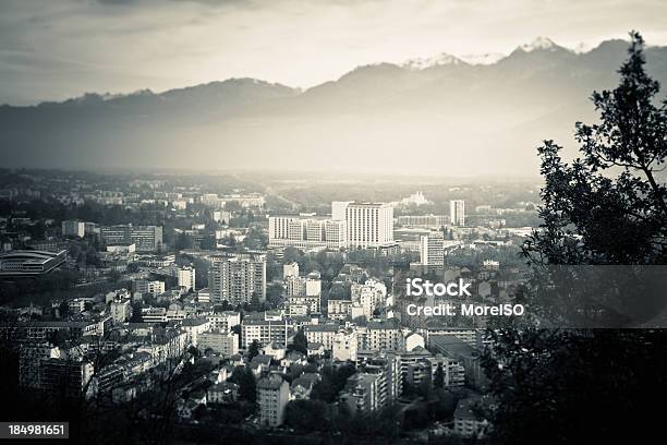 Grenoble Vista Aérea Cidade Do Alpes - Fotografias de stock e mais imagens de Alpes Europeus - Alpes Europeus, Ao Ar Livre, Arquitetura