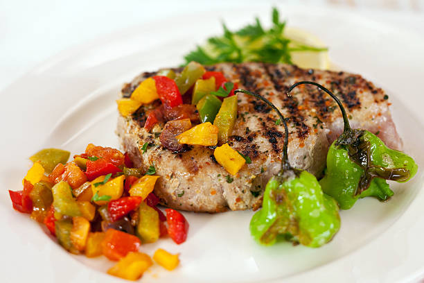 bistecca di tonno grigliato - tuna steak fillet food plate foto e immagini stock