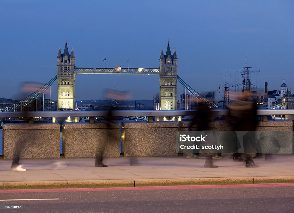 Tower Bridge e peões em movimento - Royalty-free Andar Foto de stock