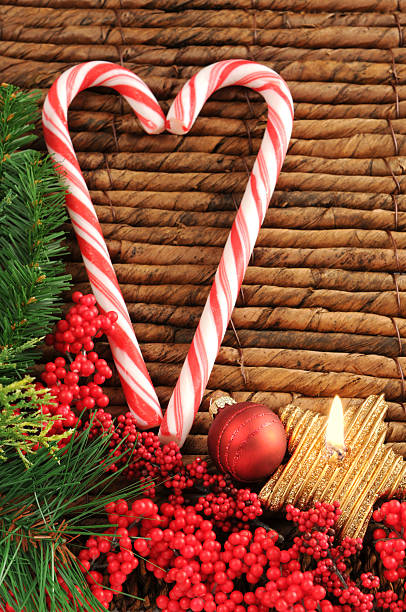 dos candy canes con adorno de navidad y té luz - zuckerstande fotografías e imágenes de stock