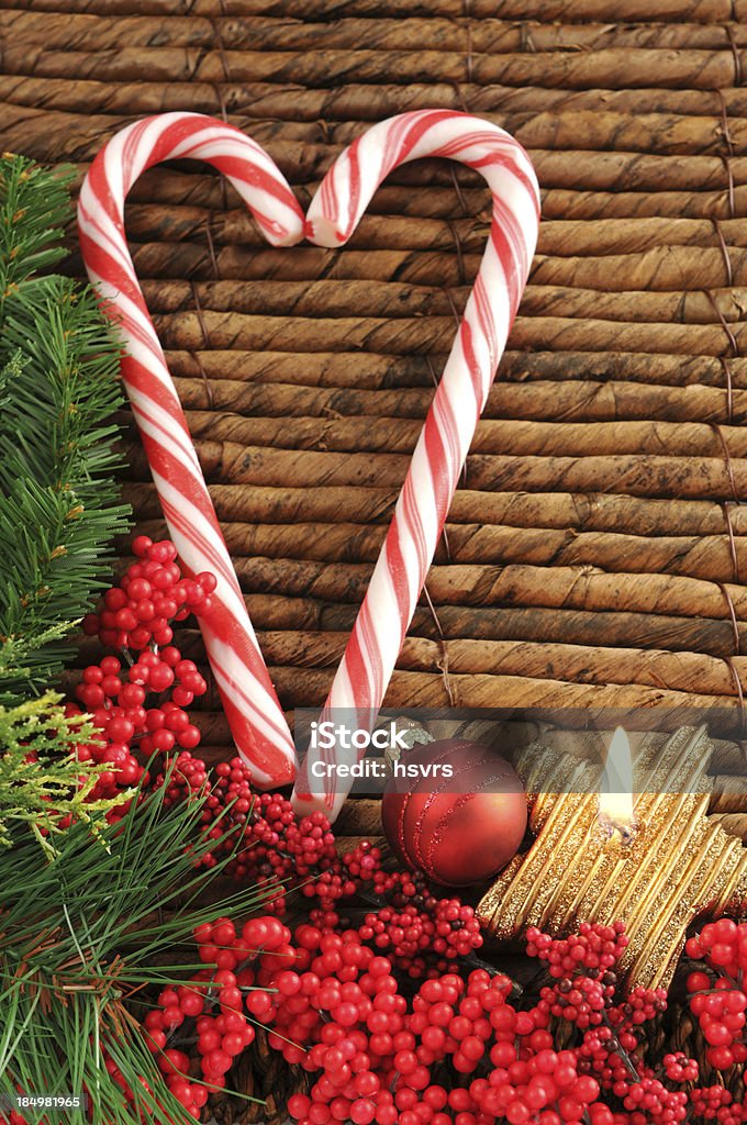 두 사탕 지팡이, 크리스마스 장식품 및 티라이트 - 로열티 프리 0명 스톡 사진