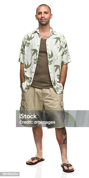 Contented Человек В Рубашку И Шорты Hawaiian — стоковые фотографии и другие картинки Гавайская рубашка - Гавайская рубашка, Шорты, Мужчины