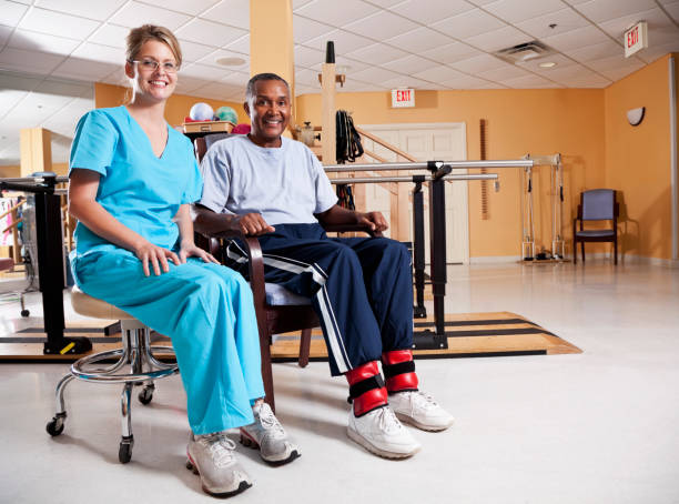 物理療法士、患者の脚をサポートしない強化エクササイズ - sc0527 ストックフォトと画像
