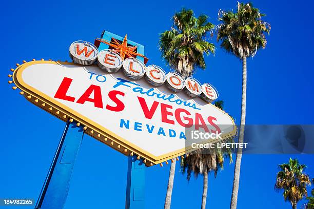 Bienvenido Al Fabuloso Las Vegas Nevada Señal Foto de stock y más banco de imágenes de Señal de Bienvenido a las Vegas - Señal de Bienvenido a las Vegas, Casino, Destinos turísticos