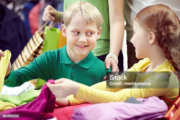 Bambini In Negozio Di Abbigliamento - Fotografie stock e altre immagini di 6-7 anni - 6-7 anni, Abbigliamento, Abbigliamento casual