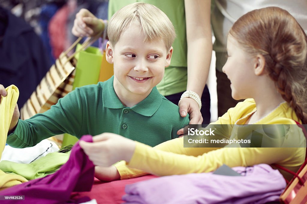 Crianças na loja de roupas - Foto de stock de 6-7 Anos royalty-free