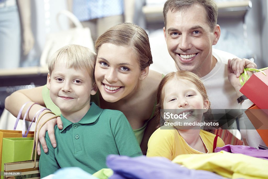 Família na loja de roupas - Foto de stock de 25-30 Anos royalty-free