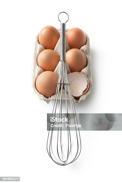 Ovos Batedor De Ovo E Embalagem - Fotografias de stock e mais imagens de Batedor de Ovos Manual - Batedor de Ovos Manual, Fundo Branco, Castanho