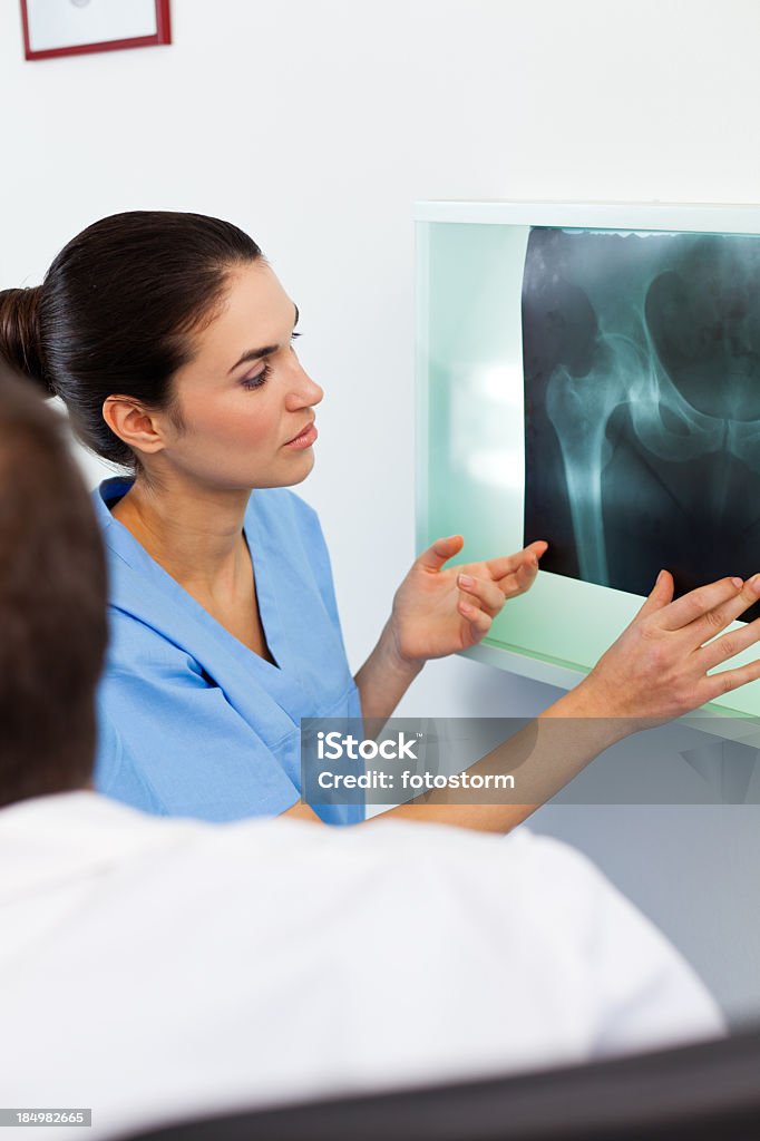 의사 및 간호사가 X-선 이미지 분석 - 로열티 프리 엉덩관절 스톡 사진