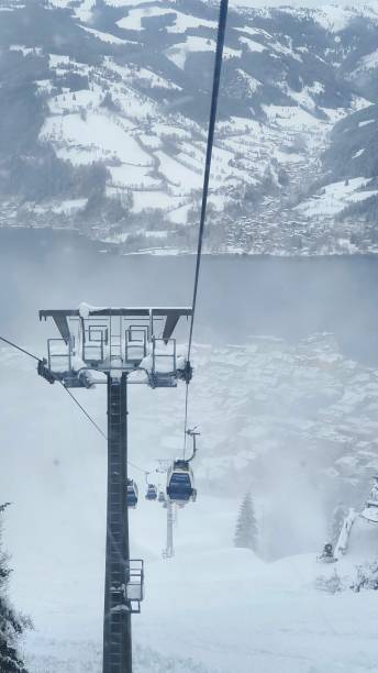 splendida vista dalle piste da sci sopra zell am see, austria - alenka foto e immagini stock