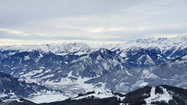 schöne aussicht von den skipisten oberhalb von zell am see, österreich - alpenglow tirol sunrise snow stock-fotos und bilder