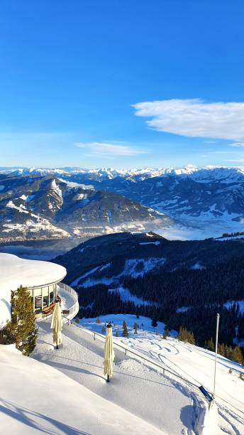 schöne aussicht von den skipisten oberhalb von zell am see, österreich - alpenglow tirol sunrise snow stock-fotos und bilder
