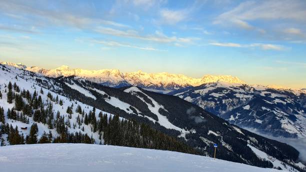 schöne aussicht von den skipisten oberhalb von zell am see, österreich - alpenglow tirol sunrise snow stock-fotos und bilder