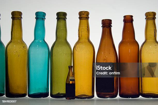 Stare Butelki Do Piwa Dublin Irlandia - zdjęcia stockowe i więcej obrazów Alkohol - napój - Alkohol - napój, Antyczny, Bez ludzi