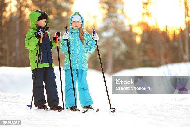 Crianças No Esqui - Fotografias de stock e mais imagens de 4-5 Anos - 4-5 Anos, 6-7 Anos, Aluno de Jardim de Infância