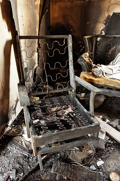 legno carbonizzato poltrona - burnt furniture chair old foto e immagini stock