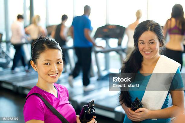 Amici In Palestra - Fotografie stock e altre immagini di Abbigliamento sportivo - Abbigliamento sportivo, Adolescente, Adulto