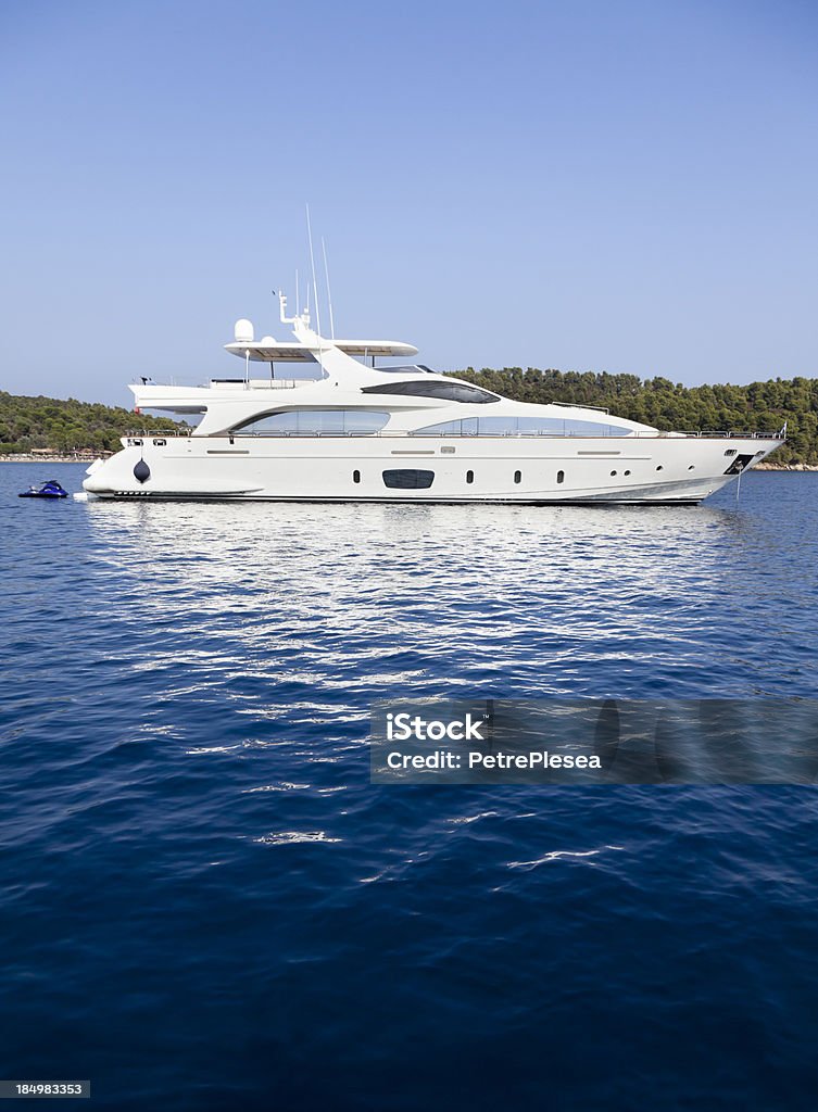 Yacht dans les îles. L'été. - Photo de Mer libre de droits