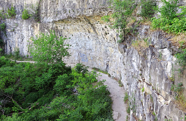 istock Trail next to stone wall and shrubbery along Niagara River. 184983355